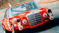 Pada akhir tahun 1971 di ajang balapan 24 Hours of Spa-Francorchamps, brand AMG telah meraih reputasi di dunia balap hanya dalam waktu satu malam. Hans Heyer dan Clemens Schickentanz membawa 300 SEL 6.8 sampai garis finish di posisi kedua dan berhasil mendapatkan kemenangan di kelasnya. Foto: Daimler AG/Mercedes-Benz AG