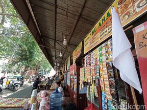 Banyak yang Tutup Terdampak PPKM, PKL Cirebon Pasang Bendera Putih