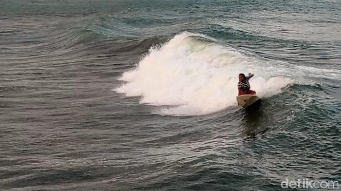 Kabupaten Pangandaran memiliki sejumlah spot surfing menarik dan populer di kalangan anak pantai. Salah satunya adalah dermaga pelabuhan Bojongsalawe.