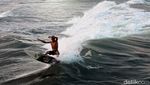 Serunya Anak Pantai Pangandaran Berselancar di Dermaga Bojongsalawe