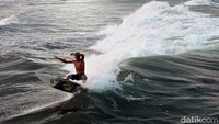 Menyaksikan anak-anak bermain surfing di sekitar dermaga Bojongsalawe lebih nyaman. Karena bisa menyaksikan aksi mereka lebih dekat, karena posisi dermaga nyaris sejajar dengan posisi mereka menunggu ombak. Ini berbeda jika menyaksikan dari tepi pantai, posisi kita menyaksikan jadi lebih jauh. Tak heran jika warga pun banyak yang kerasan menghabiskan sore di dermaga Bojongsalawe.
