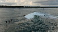 M. Naufal salah seorang peselancar Pangandaran mengatakan ombak yang agak telat di Dermaga Bojongsalawe ini cocok untuk para peselancar pemula atau mereka yang hendak menjajal surfing.
