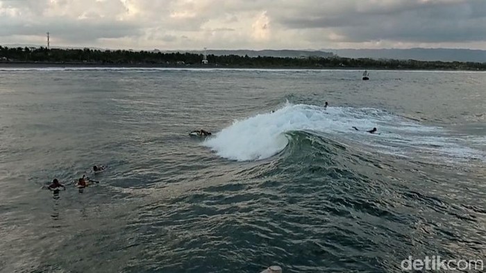 Kabupaten Pangandaran memiliki sejumlah spot surfing menarik dan populer di kalangan anak pantai. Salah satunya adalah dermaga pelabuhan Bojongsalawe.