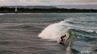 Selain pantai Bojongsalawe, Kabupaten Pangandaran memiliki spot surfing lain yang tak kalah menantang.