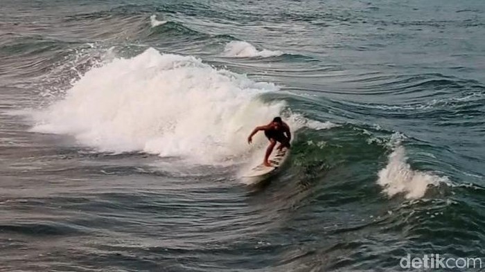 Kabupaten Pangandaran memiliki sejumlah spot surfing menarik dan populer di kalangan anak pantai. Salah satunya adalah dermaga pelabuhan Bojongsalawe.