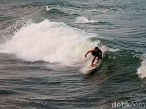 Keseruan Peselancar Pangandaran Berlatih di Dermaga Bojongsalawe