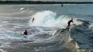 Serunya Anak Pantai Pangandaran Berselancar di Dermaga Bojongsalawe