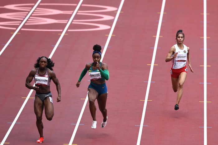 Sprinter Indonesia Alvin Tehupeiory (kanan) berlari dalam babak pertama 100 meter putri cabang atletik Olimpiade Tokyo 2020 di Stadion Olimpiade Tokyo, Jepang, Jumat (30/7/2021). Alvin gagal menuju babak semifinal setelah menempati posisi terakhir dari delapan peserta dengan catatan waktu 11,92 detik. ANTARA FOTO/Sigid Kurniawan/wsj.