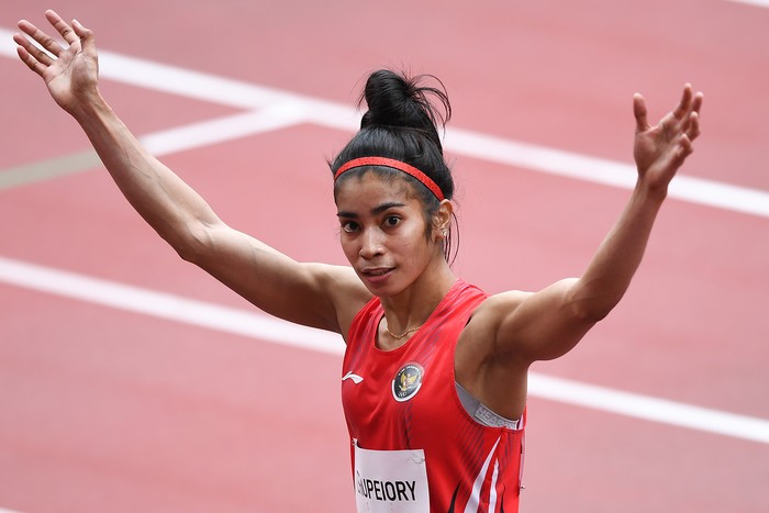 Sprinter Indonesia Alvin Tehupeiory (kanan) berlari dalam babak pertama 100 meter putri cabang atletik Olimpiade Tokyo 2020 di Stadion Olimpiade Tokyo, Jepang, Jumat (30/7/2021). Alvin gagal menuju babak semifinal setelah menempati posisi terakhir dari delapan peserta dengan catatan waktu 11,92 detik. ANTARA FOTO/Sigid Kurniawan/wsj.