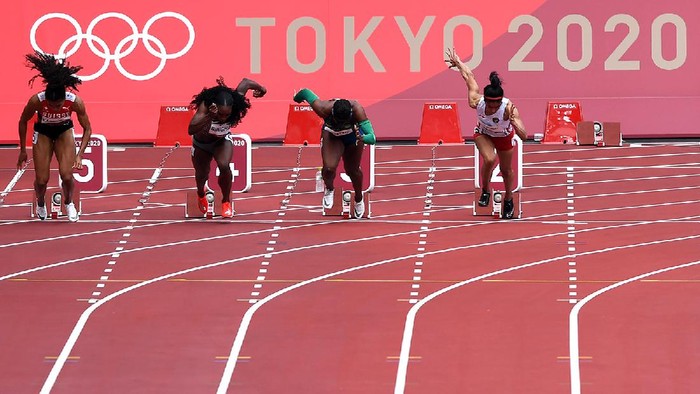 Sprinter Indonesia Alvin Tehupeiory (kanan) berlari dalam babak pertama 100 meter putri cabang atletik Olimpiade Tokyo 2020 di Stadion Olimpiade Tokyo, Jepang, Jumat (30/7/2021). Alvin gagal menuju babak semifinal setelah menempati posisi terakhir dari delapan peserta dengan catatan waktu 11,92 detik. ANTARA FOTO/Sigid Kurniawan/wsj.
