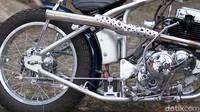 Motor utuh Suzuki Thunder 125 habis dipreteli hingga menyisakan beberapa part dan mesin saja. Untuk urusan rangka, Abraham membangun ulang dari pipa besi seamless berdiameter 28 mm. Foto: Muhammad Hafizh Gemilang