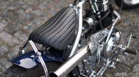 “Kami memang pengen tampil beda. Suzuki Thunder ini kami coba buat konsep Chopper, tapi pengen ada unsur Bobber-nya,” ujar Abraham.  Foto: Muhammad Hafizh Gemilang