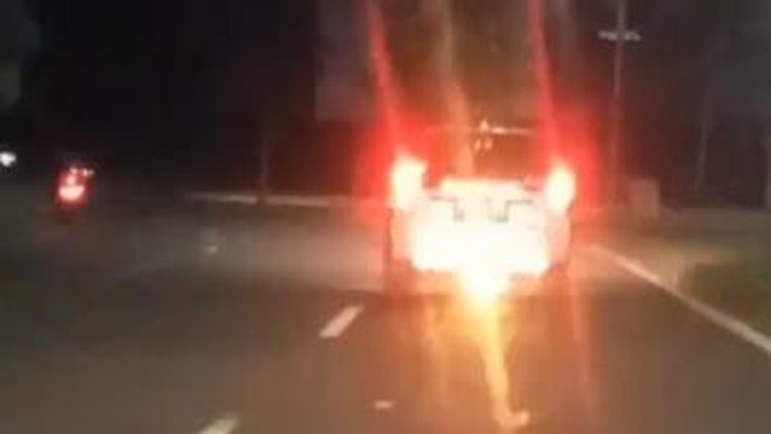 tambahan lampu belakang mobil yang bikin silau