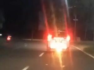 Duh! Masih Ada Saja Mobil Norak Pasang Lampu Belakang yang Bikin Silau