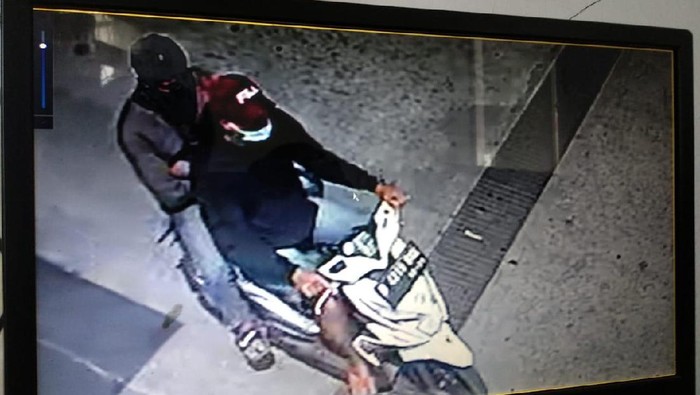 Tangkapan layar CCTV pelaku pencurian di SPBU Duri Kosambi, Cengkareng, Jakbar (Dok.istimewa)