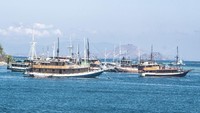 Sejumlah kapal wisata pinisi lego jangkar di perairan dekat Dermaga Labuan Bajo. 