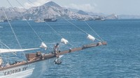 Sebuah kapal wisata pinisi melintas di perairan dekat Dermaga Labuan Bajo, Manggarai Barat, Nusa Tenggara Timur, Jumat (30/7/2021).