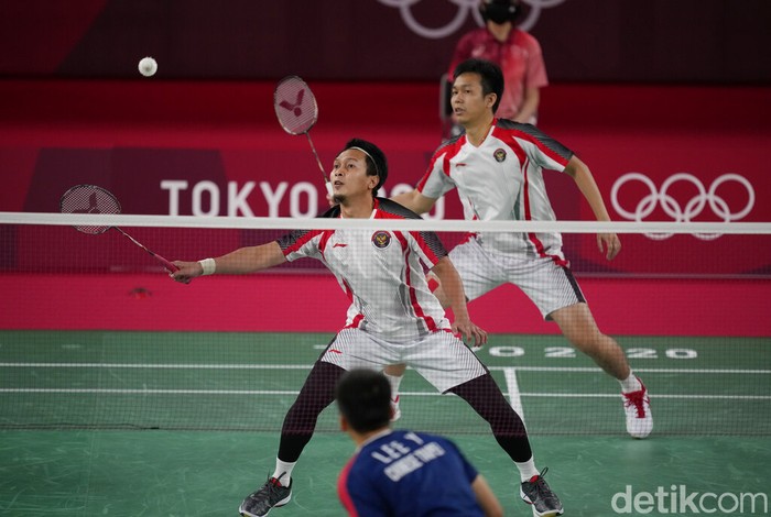 Tokyo Olympics Badminton Taiwan's Lee Yang, left, and Wang Chi-Lin talk to Indonesia's Mohammad Ahsan and Hendra Setiawan after wining their men's doubles badminton semifinal match at the 2020 Summer Olympics, Friday, July 30, 2021, in Tokyo, Japan. (AP Photo/Dita Alangkara)
