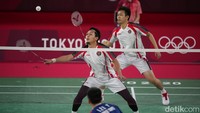 Gim pertama dimulai, Hendra/Ahsan memulai dengan nyaman memimpin 3-0. Permainan cepat dari pasangan Taiwan mengejar dua poin.