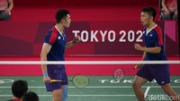 Hendra/Ahsan coba bermain sabar untuk mencuri poin, tapi gim pertama dimenangkan Lee Yang/Wang Chi-Lin dengan skor 21-11.