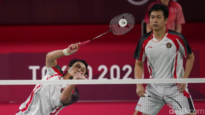 Taiwans Lee Yang, left, and Wang Chi-Lin talk to Indonesias Mohammad Ahsan and Hendra Setiawan after wining their mens doubles badminton semifinal match at the 2020 Summer Olympics, Friday, July 30, 2021, in Tokyo, Japan. (AP Photo/Dita Alangkara)