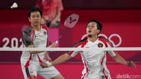 Gim pertama milik Lee Yang/Wang Chi-Lin dengan keunggulan 21-11. Mereka kembali unggul 21-10 di gim kedua.