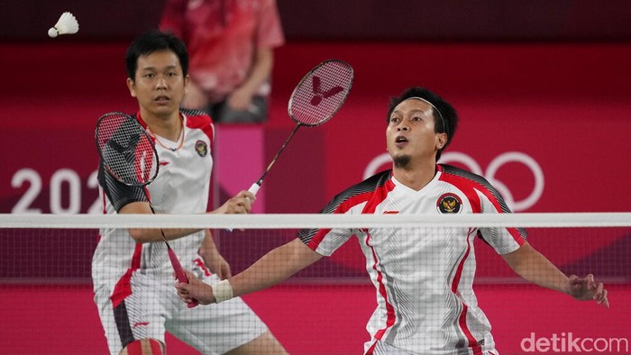 Tokyo Olympics Badminton Taiwan's Lee Yang, left, and Wang Chi-Lin talk to Indonesia's Mohammad Ahsan and Hendra Setiawan after wining their men's doubles badminton semifinal match at the 2020 Summer Olympics, Friday, July 30, 2021, in Tokyo, Japan. (AP Photo/Dita Alangkara)