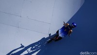 Atlet Venezuela, Daniel Dhers bersiap melakukan gerakan freestyle saat sesi latihan di Olimpiade Tokyo (27/7).  Penyelenggara olimpiade memasukan sejumlah nomor dan cabang olahraga dengan segmen anak muda seperti skateboard dan panjat dinding. 