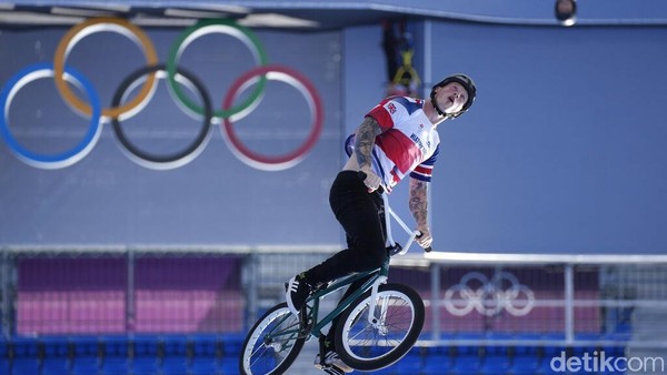 Bebas Bergaya ! Potret Atlet Sepeda BMX Berjumpalitan di Udara