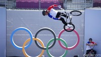 Atlet Prancis, Anthony Jeanjean melompat di udara saat sesi latihan di Olimpiade Tokyo (27/7). Nomor BMX gaya bebas (freestyle) merupakan nomor baru di Olimpiade. Sebelumnya, Olimpiade hanya memainkan BMX nomor balapan trek (BMX racing).