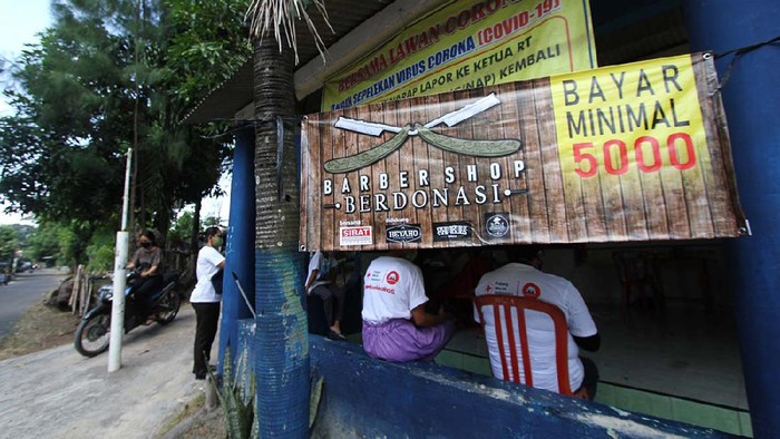 Komunitas Barbershop Berdonasi mengalang donasi untuk membantu keluarga kurang mampu. Mereka menawarkan jasa cukur yang uangnya untuk disumbangkan.