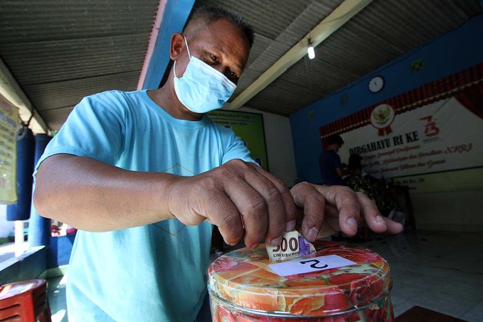 Tukang Cukur Galang Donasi untuk Bantu Warga Terpapar COVID-19 Komunitas Barbershop Berdonasi mengalang donasi untuk membantu keluarga kurang mampu. Mereka menawarkan jasa cukur yang uangnya untuk disumbangkan.
