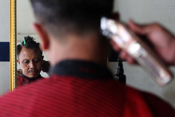 Tukang Cukur Galang Donasi untuk Bantu Warga Terpapar COVID-19 Komunitas Barbershop Berdonasi mengalang donasi untuk membantu keluarga kurang mampu. Mereka menawarkan jasa cukur yang uangnya untuk disumbangkan.