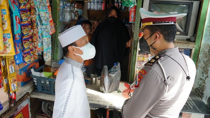 Ustaz Dasad Latif meminta masyarakat Makassar, Sulawesi Selatan (Sulsel), tidak memusuhi polisi. Ia menyebut tanpa polisi aktivitas masyarakat akan susah. (Ibnu Munsir/detikcom)