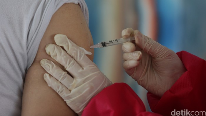 Guna atasi pandemi COVID-19, wajib vaksin pun jadi syarat bagi warga untuk beraktivitas di Ibu Kota. Program vaksinasi COVID-19 pun terus digenjot di Jakarta.