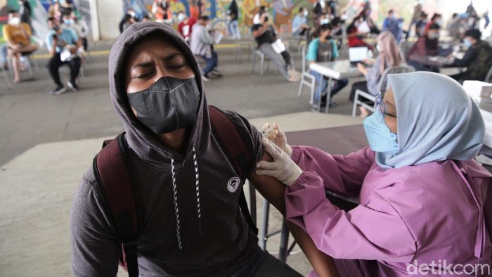 Vaksin Jadi Syarat Beraktivitas, Vaksinasi COVID-19 Gencar di Jakarta Guna atasi pandemi COVID-19, wajib vaksin pun jadi syarat bagi warga untuk beraktivitas di Ibu Kota. Program vaksinasi COVID-19 pun terus digenjot di Jakarta.