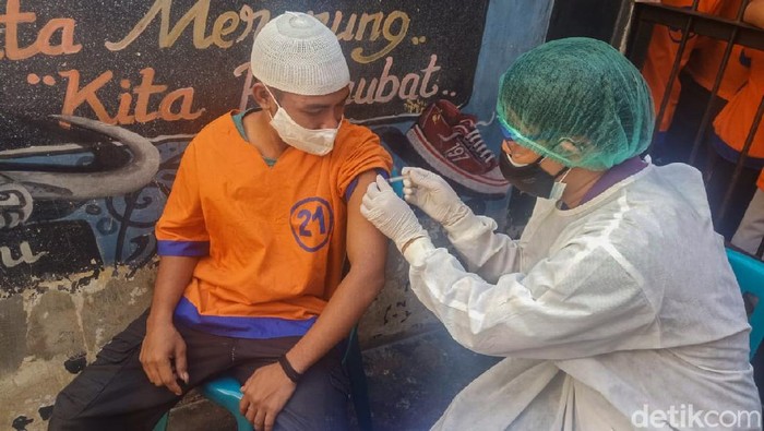 Polisi Kota Probolinggo melakukan vaksinasi COVID-19 terhadap 13 tahanan. Ini merupakan vaksinasi tahap pertama.