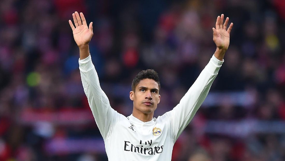 Raphael Varane hampir pasti tak bermain di laga MU vs Leeds United (Foto: Getty Images/Denis Doyle)