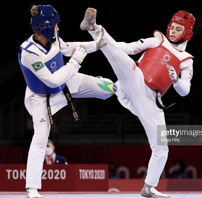 Ialah Julyana Al-Sadeq, atlet Taekwondo asal Yordania yang bertanding di Olimpiade Tokyo 2020. Dilansir dari Independent, Julyana menarik banyak perhatian di media sosial, karena kemiripannya dengan penyanyi dan aktris pop berusia 35 tahun itu. Foto: Dok. Instagram @juliana_alsadeq.