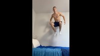 Selain Paul, atlet senam asal Irlandia Rhys Mcclenaghan juga menguji ketahanan tempat tidur kardus tersebut dengan melompat-lompat diatas kasur. Dok. Twitter Rhys Mcclenaghan.  