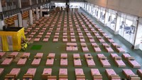 Para relawan di Thailand mengubah sebuah gudang kargo di Bandara Don Mueang, Bangkok, menjadi sebuah rumah sakit (RS) darurat, (29/7/2021).