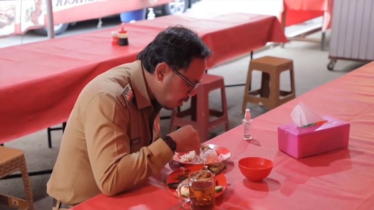 Wali Kota Bogor Bima Arya Cobain Makan 20 Menit di Warung Pecel Lele Berkah yang Berlokasi di Jalan Dadali, Tanah Sareal, Bogor.