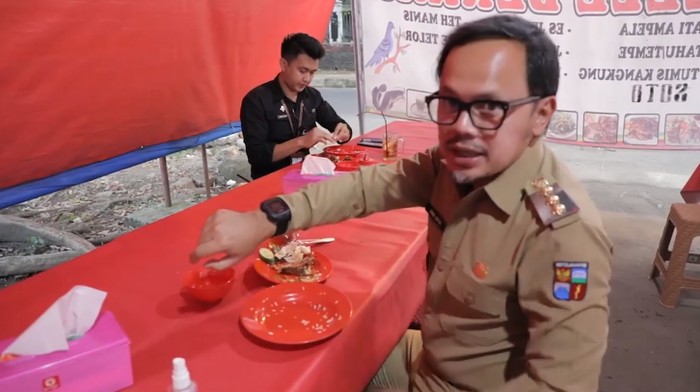Wali Kota Bogor Bima Arya Cobain Makan 20 Menit di Warung Pecel Lele Berkah yang Berlokasi di Jalan Dadali, Tanah Sareal, Bogor.