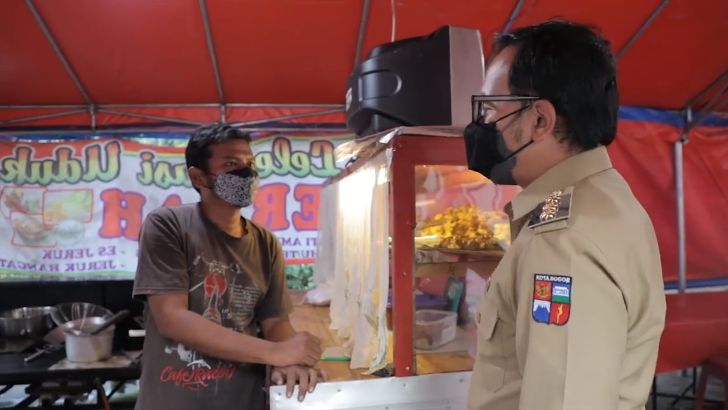 Wali Kota Bogor Bima Arya Cobain Makan 20 Menit di Warung Pecel Lele Berkah yang Berlokasi di Jalan Dadali, Tanah Sareal, Bogor.