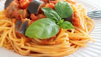 Resep ini cocok buat tanggal tua. Spaghetti diracik bersama terong dan tomat yang rasanya menyegarkan. Bahan dan cara membuatnya mudah, ikuti resep spaghetti saus terong dan tomat di sini. Foto: iStock