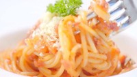 Spaghetti ini disebut ala anak kost karena dibuat dengan rice cooker. Pelengkapnya saus tomat dan kornet yang gurih enak. Kamu bisa mencontek resepnya di sini. Foto: Tastemade 
