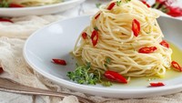 Spaghetti aglio olio jadi favorit karena rasanya pedas gurih. Pasta ini diracik dengan bumbu bawang putih, bubuk cabai, dan cabai merah. Supaya makin enak bisa ditambahkan oregano dan basil. Intip resepnya di sini. Foto: iStock