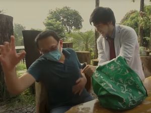 Hiii.. Ahok Ketakutan Disodori Ular oleh Nicholas Sean