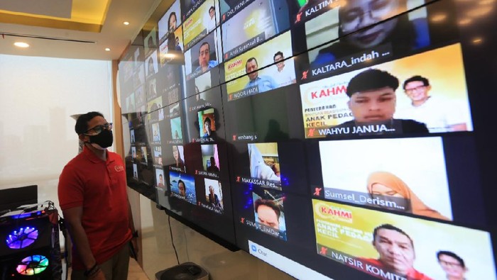 Aksi Sosial di Masa Pandemi lewat Beasiswa Menparekraf Sandiaga Uno menggandeng Kahmipreneur memberikan program beasiswa kepada anak pedagang kecil selama masa pandemi.