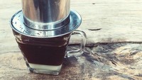 Selain smoothie bowl, ia juga gemar menikmati kopi. Pilihannya kali ini Vietnam Drip. Kopi ini dinikmati hangat saat santai sore.  Foto: instagram @sinisukanthony